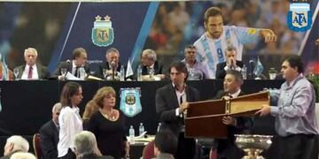 Escribano sostiene la urna con otros dirigentes, allu00e1 por 2015.