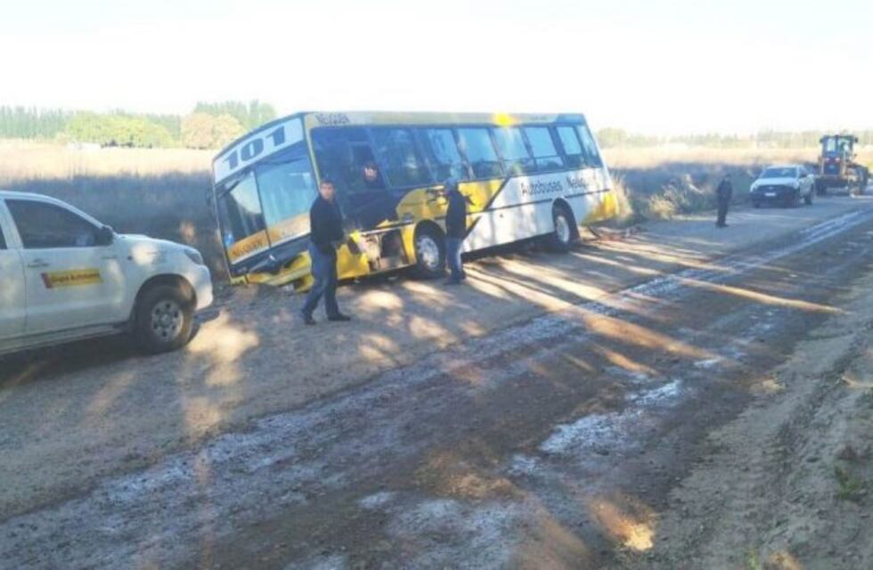 Neuquén: un colectivo cayó tras desmoronarse una calle