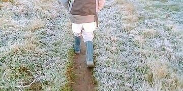 Un niño camina por la helada para llegar a la escuela