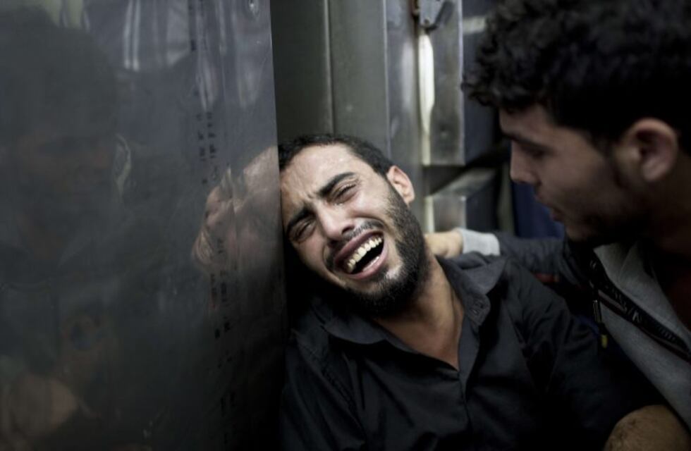 Un joven quiso reconquistar a su ex con una romántica escena, pero la encontró con otro