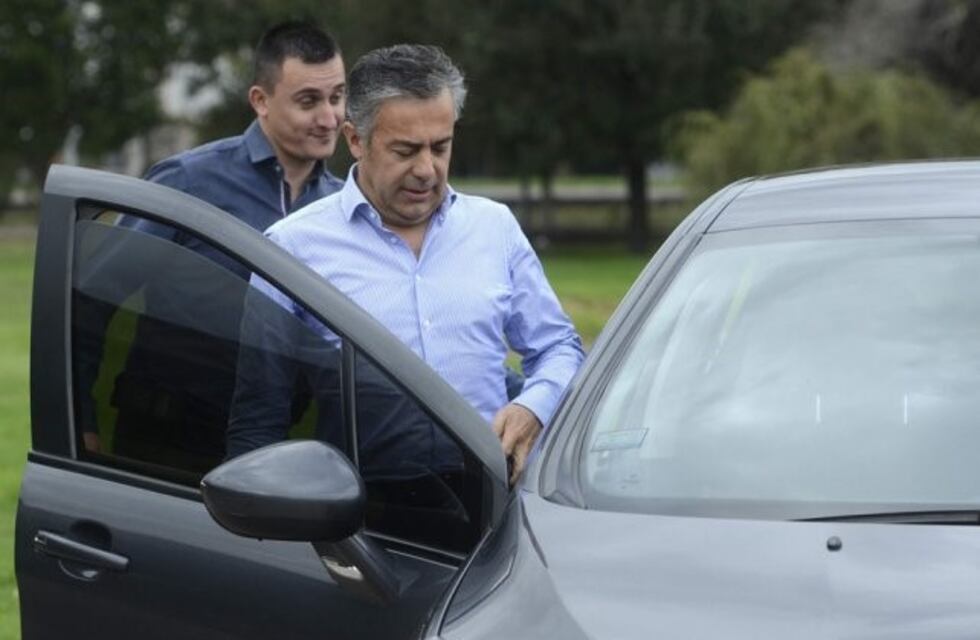 La Ley de tránsito prohibirá el polarizado "presidencial"