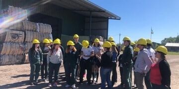 Alumnos de jesús Adolescente y la Escuela 14 en la Planta de Separación de residuos (prensa municipal)