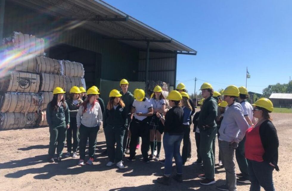 Alumnos del Colegio Jesús Adolescente y de la Escuela primaria 14, visitaron la planta de reciclado