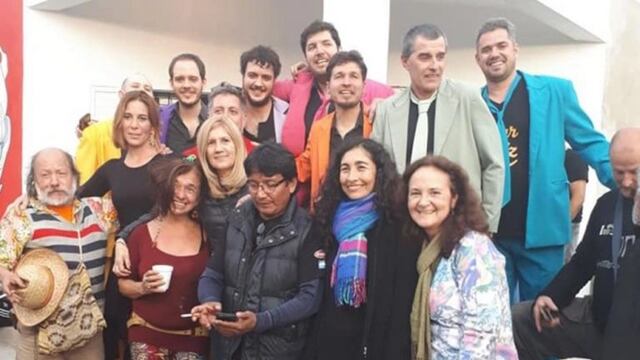 La mamá de Messi recorrió los murales en su barrio y se sacó una foto con los artistas\u002E (Facebook)