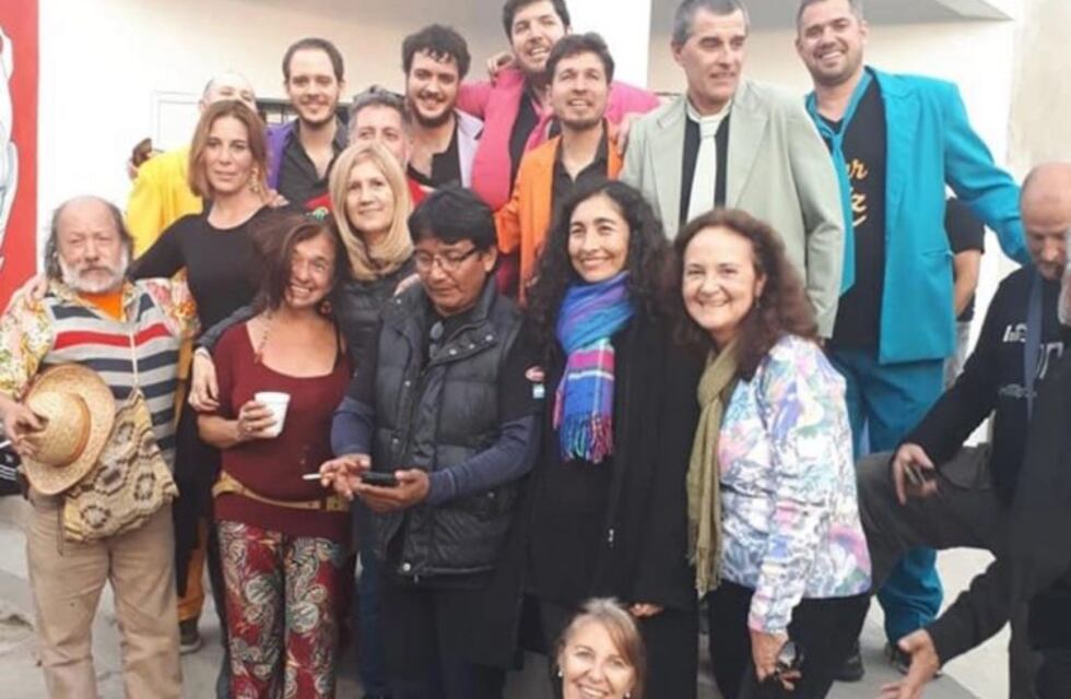 Como una vecina más, la mamá de Messi recorrió los murales para su hijo y sus fotos ya son virales