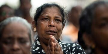 TOPSHOT - A devotee cries as she prays at a barricade near St\u002E Anthony's Shrine in Colombo on April 28, 2019, a week after a series of bomb blasts targeting churches and luxury hotels on Easter Sunday in Sri Lanka\u002E - Sri Lanka's Roman Catholic leader on April 28 condemned the Easter attacks as \