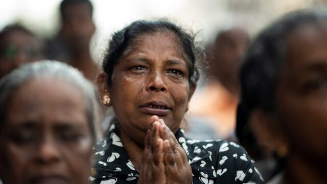 TOPSHOT - A devotee cries as she prays at a barricade near St\u002E Anthony's Shrine in Colombo on April 28, 2019, a week after a series of bomb blasts targeting churches and luxury hotels on Easter Sunday in Sri Lanka\u002E - Sri Lanka's Roman Catholic leader on April 28 condemned the Easter attacks as \