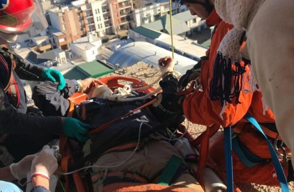 Un obrero cayó de un edificio en construcción y sufrió traumatismo de cráneo