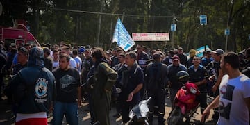 Manifestantes de la UOCRA marchan hacia el Ministerio de trabajo tras los incidentes en YPF\u002E