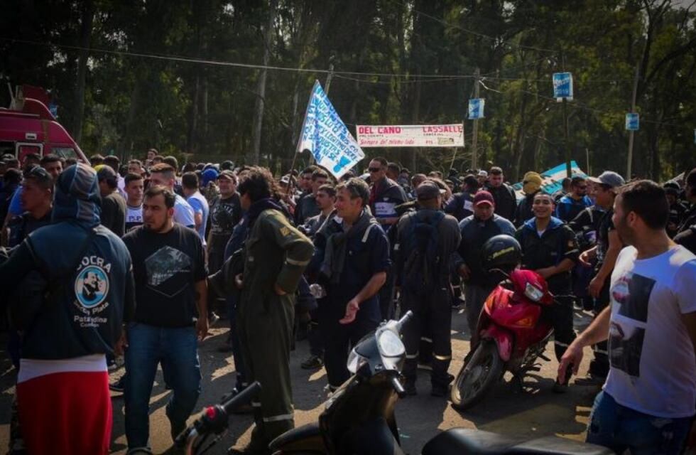 Manifestantes de la UOCRA marchan hacia el Ministerio de trabajo tras los incidentes en YPF