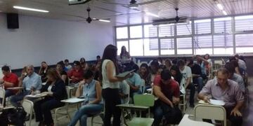 Imagen archivo\u002E Estudiantes de Derecho de la Unne rindiendo exámenes\u002E