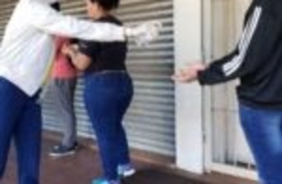 Agentes sanitarios cuidaron que la gente respete la distancia en las colas