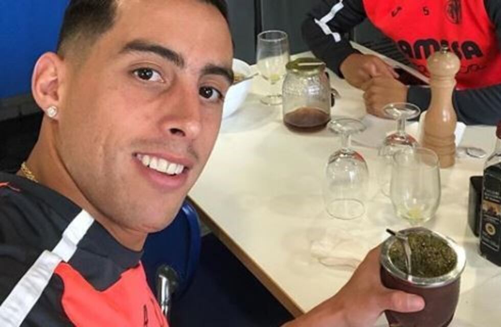 Furor en las redes sociales por el tutorial de Ramiro Funes Mori para preparar el mejor mate