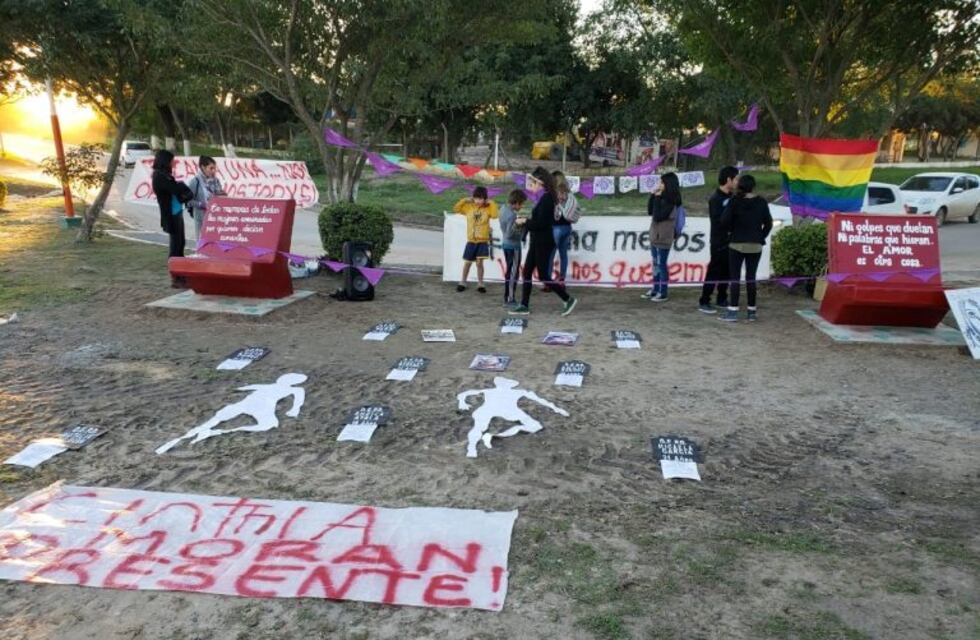 Ni una menos: inauguran bancos rojos en una plaza de Clorinda