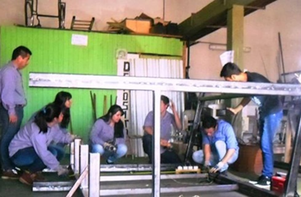 Refugios con luz a energía solar hechos por alumnos de la EPET 26