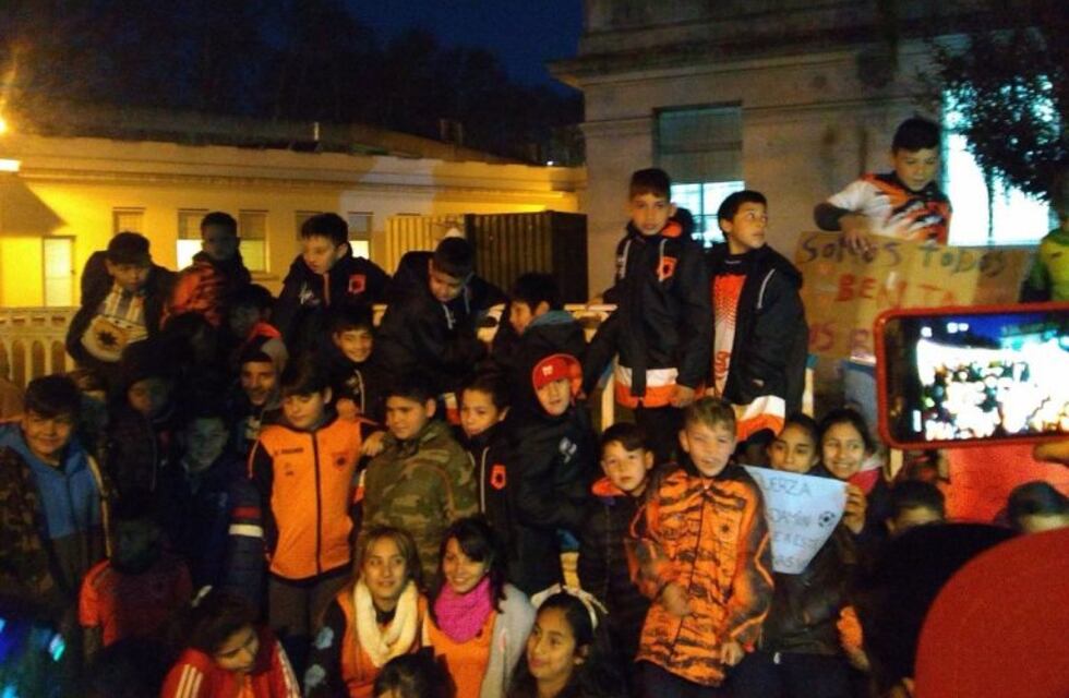 El baby rosarino copó la puerta del Vilela para enviarle fuerza a Benjamín