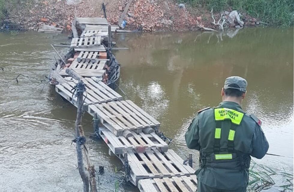 Pasos clandestinos: ahora la modalidad de los puentes es construirlos flotantes sobre botes de madera
