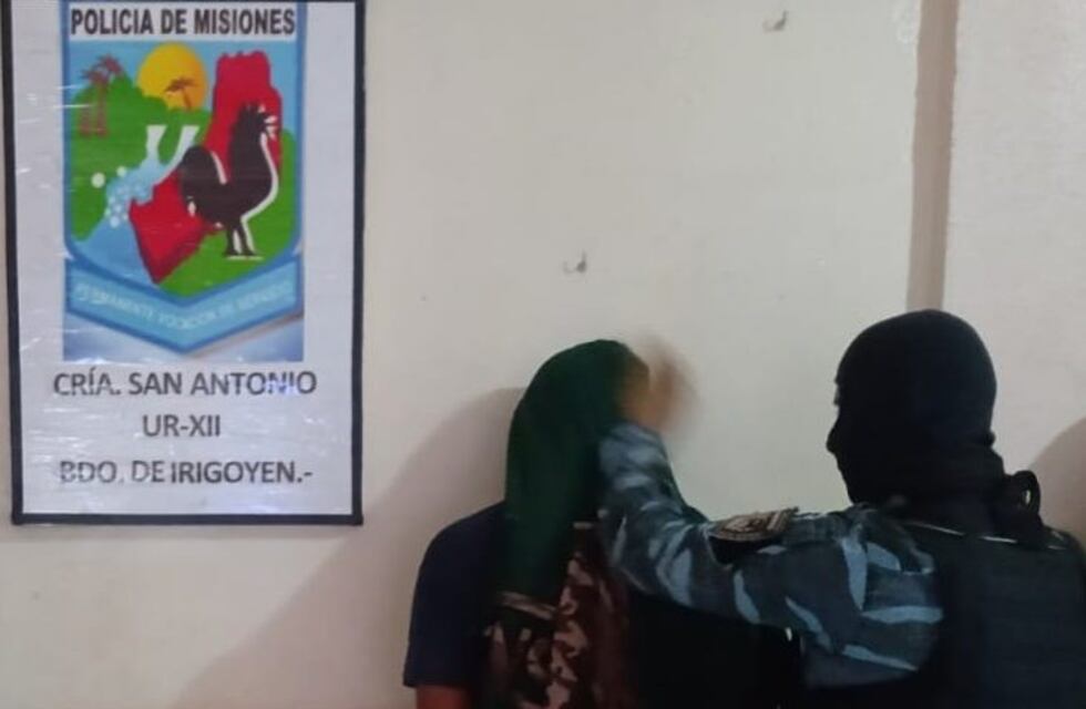 Dos hombres atacaron con machetes a la policía y terminaron tras las rejas