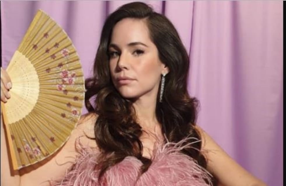 Las sensuales fotos de Camila Sodi con un body cavado y en la puerta de un hotel