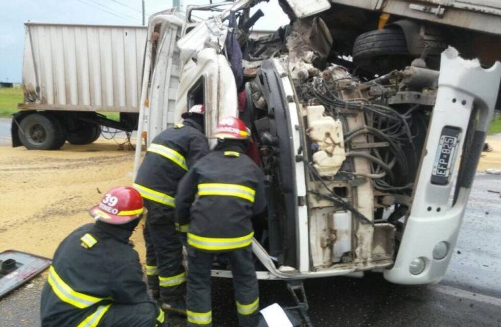 Un camionero resultó herido tras chocar con otro transporte y quedó cortada la ruta 34