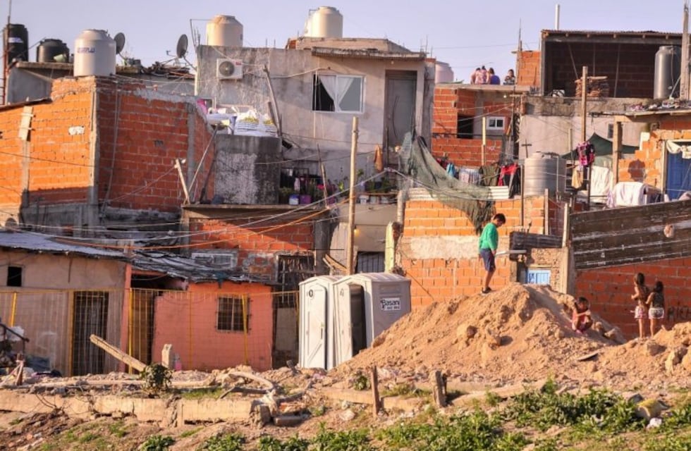 El Indec informó que la pobreza alcanzó el 35,4% y aumentó 8,1 puntos en un año