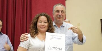 El gobernador hizo entrega de los primeros préstamos a las familias beneficiadas\u002E