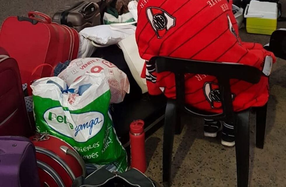 Varados en Mansilla: pasan días a sol y a lluvia esperando para entrar