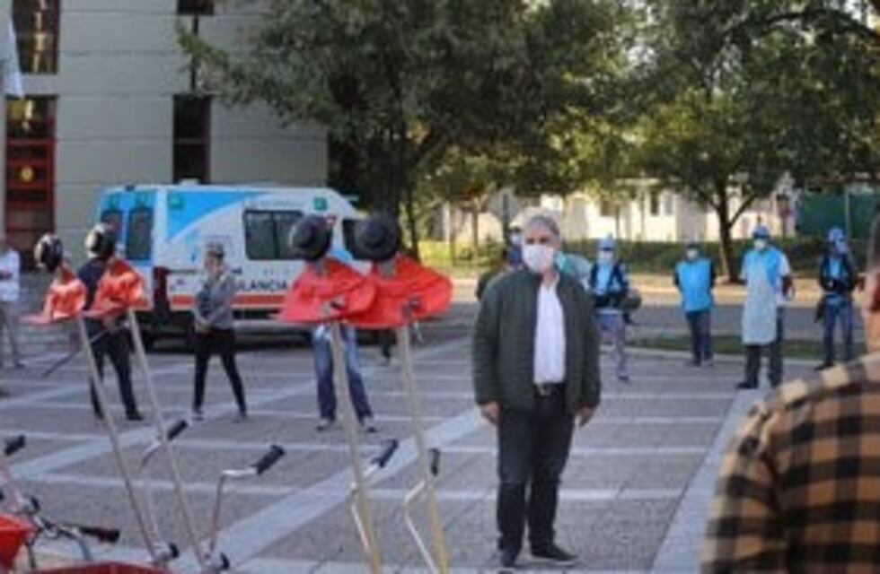 Llaryora analiza recortar sueldos de los empleados municipales a través de una ordenanza