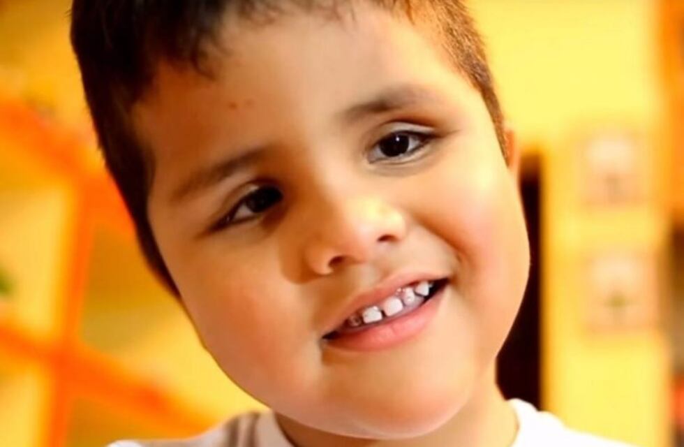 Santino tiene que operarse en China para poder ver y necesita un milagro