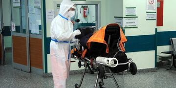 Doctors and nurses wearing protective equipment at work inside the Covid area of the Niguarda hospital's Emergency Room in Milan, Italy, 28 October 2020\u002E\nANSA / PAOLO SALMOIRAGO