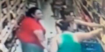 La mechera con pollera de San Lorenzo tambiu00e9n fue grabada en un supermercado chino.