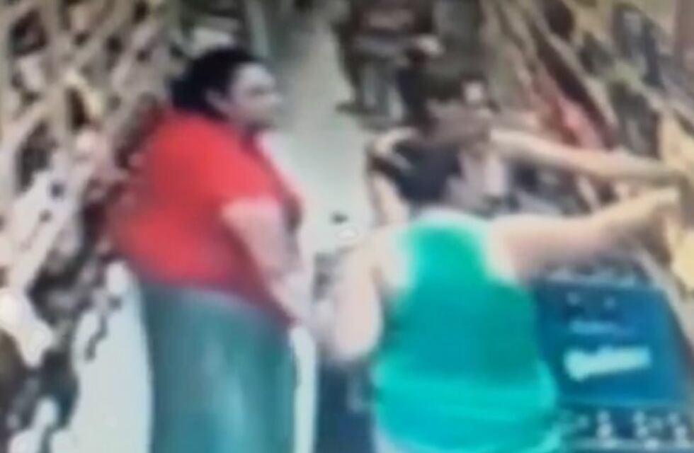 Mechera serial: la mujer que se llevó una notebook oculta en la pollera fue grabada robando en un súper chino