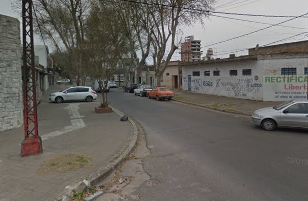 Un hombre falleció tras el choque entre una moto y una camioneta en zona oeste