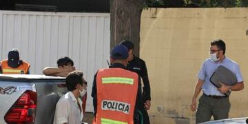 Borracho se bajó a un cajero al lado de la policía en San Juan