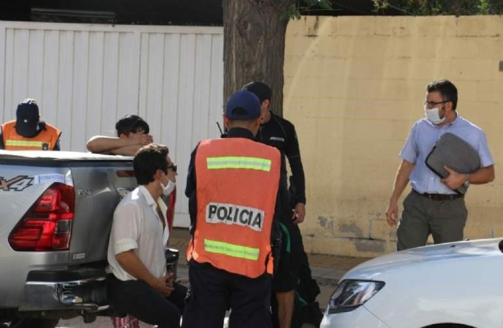 Estaba ebrio y se le ocurrió sacar plata del cajero que está al lado de la policía