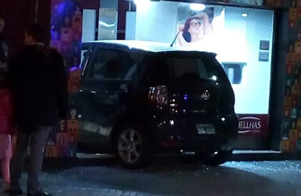 Chocó con su auto a una cuadra de Bulevar Oroño y se estrelló contra una óptica