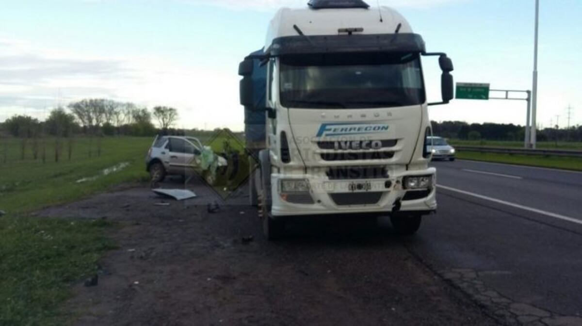 Un muerto tras un choque entre un camión y una camioneta en la autopista del Oeste\u002E