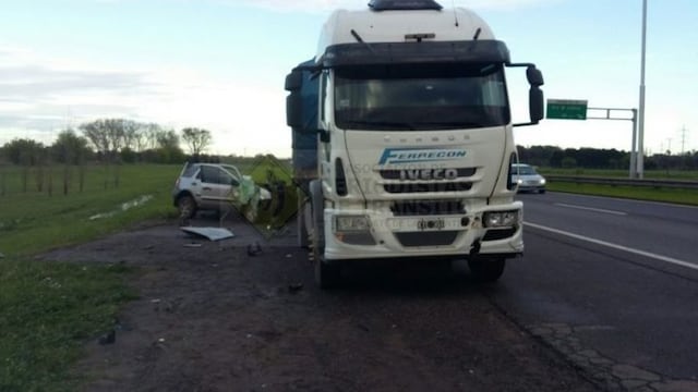 Un muerto tras un choque entre un camión y una camioneta en la autopista del Oeste\u002E