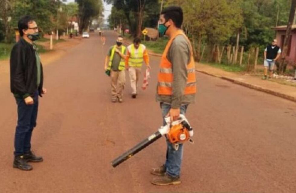 Vialidad provincial trabaja en la demarcación de la avenida San Martín en Eldorado