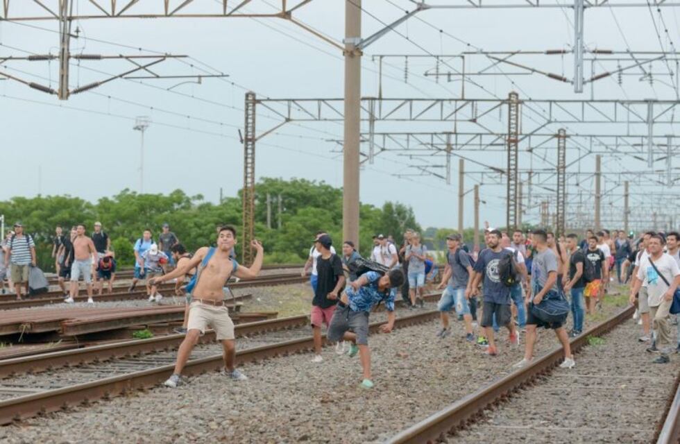 Pasajeros del tren Roca corrieron a manifestantes que cortaban las vías por despidos