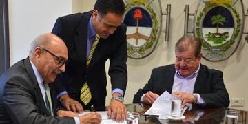 El presidente del Superior Tribunal de Justicia, Rolando Toledo, y el titular del Nuevo Banco del Chaco, Rafael Gonzalez, firmaron un acuerdo para agilizar los pagos de multas y faltas\u002E