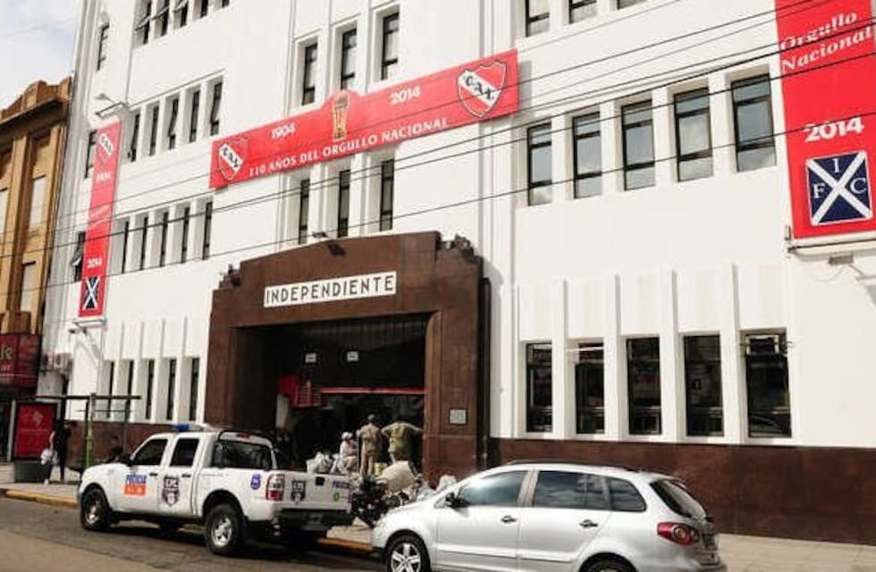 En la sede de Independiente, varios hinchas y socios se agarraron a las piñas antes de una asamblea del club