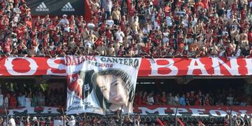 En 2016 la hinchada leprosa exhibió una bandera homenajeando a la fallecida hija de Claudio Ariel \
