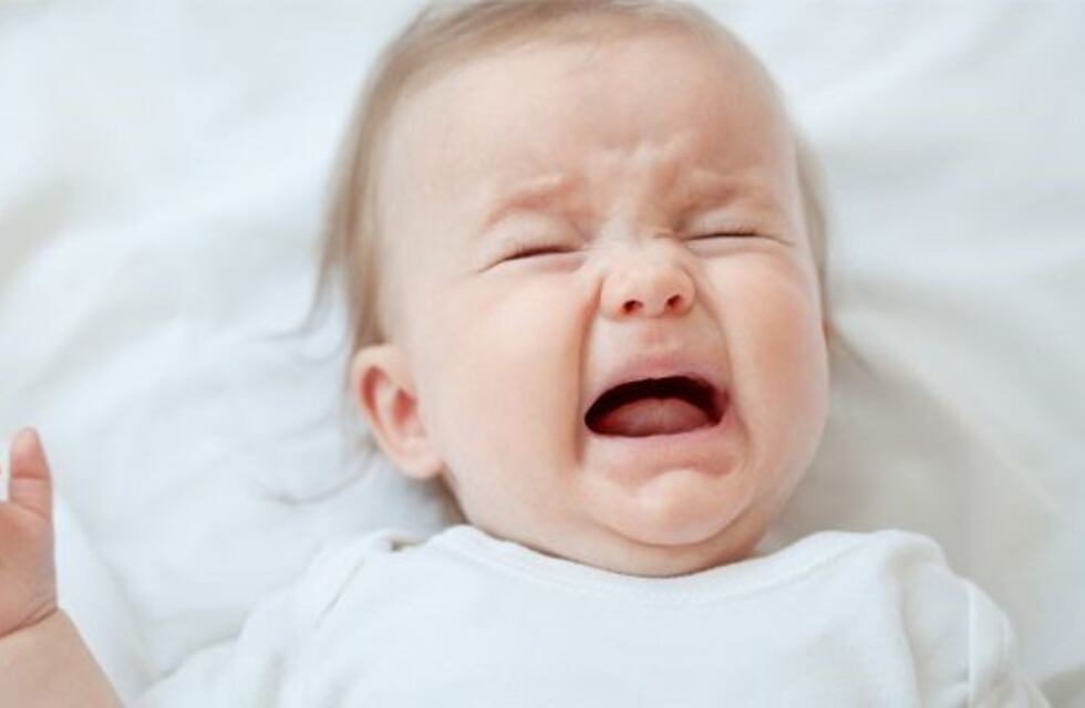 Un polémico reto de Tik Tok causó indignación: tiran agua a bebés para grabar su reacción