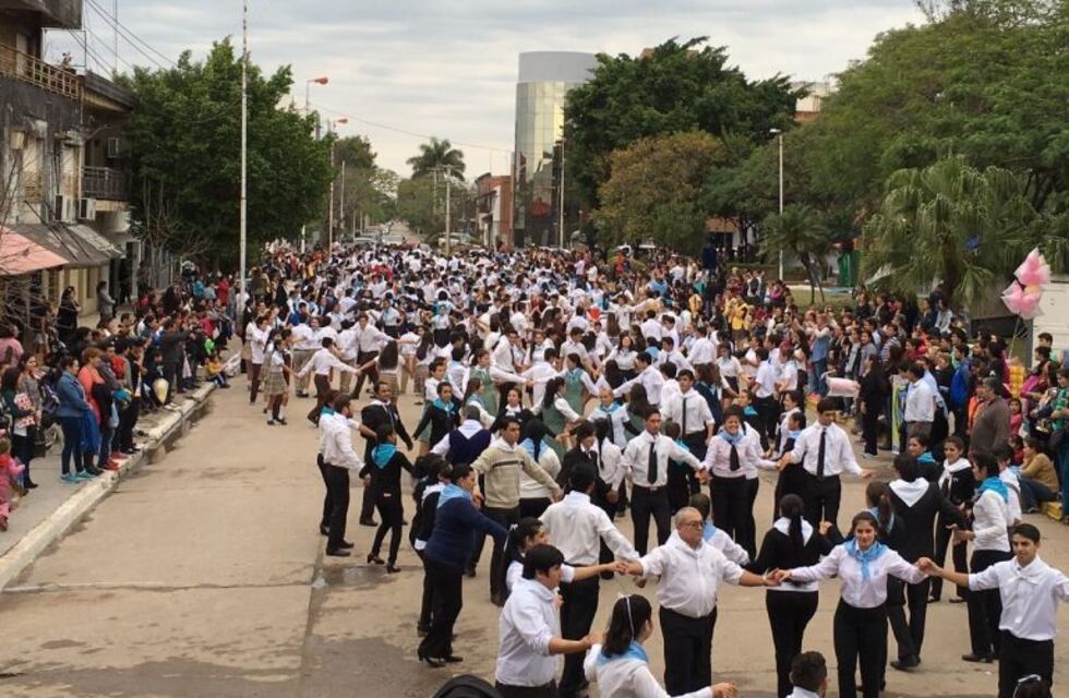 Día de la independencia: desfile sobre avenida Kirchner y baile del Pericón en plaza San Martin