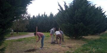 Jornada de forestación en el predio de la Planta de Separación de Residuos de Bellocq