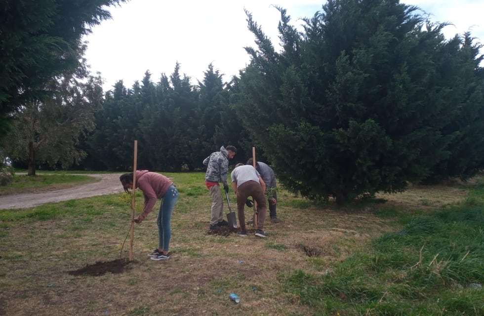 Jornada de forestación en el predio de la Planta de Separación de Residuos de Bellocq