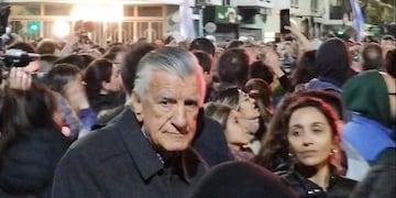 José Luis Gioja estuvo entre la multitud apoyando a Cristina Fernández de Kirchner en su casa de Recoleta.