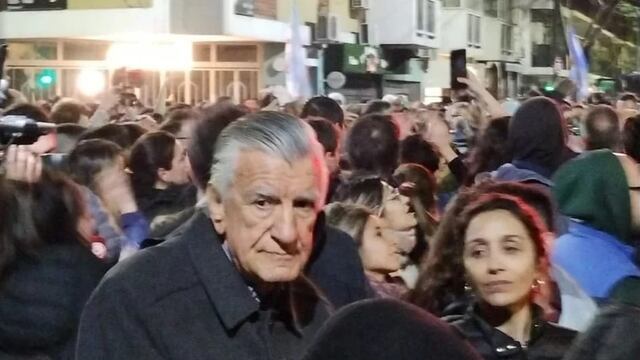 José Luis Gioja estuvo entre la multitud apoyando a Cristina Fernández de Kirchner en su casa de Recoleta.
