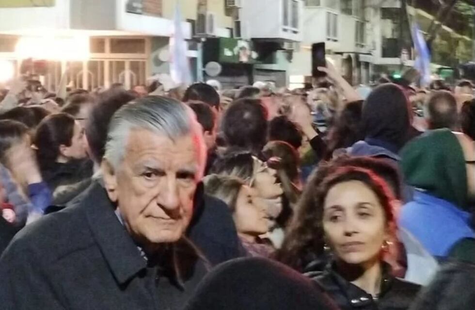 El sanjuanino José Luis Gioja “bancó” a CFK entre la multitud en Recoleta